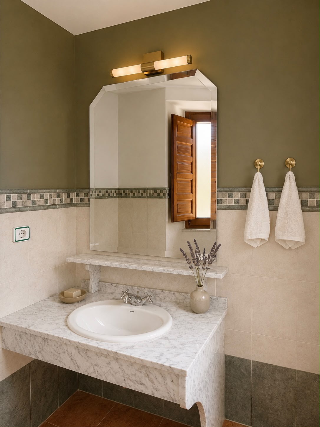 Baño de una habitación, con lavabo de mármol y detalles en verde